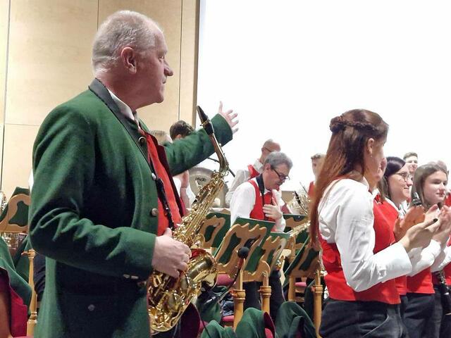 Josef Gschier präsentierte einige Stücke mit dem Saxophon. | Foto: Wutte