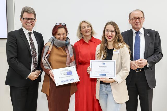 Direktorin Susanne Lissy (2. v. l.) und Lehrerin Sabrina Lanner (4. v. l.) bei der Zertifikatsübergabe. | Foto:  Verbindungsbüro des Europäischen Parlaments/APA-Fotoservice/Reither