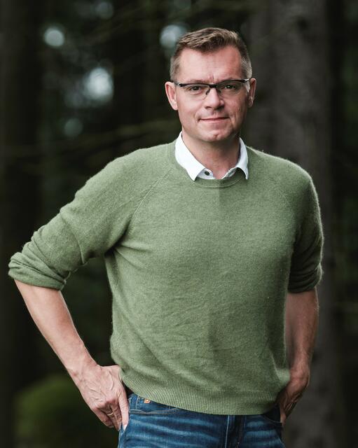 Christian Buchner ist Geschäftsführer von Holzbau Buchner. "Die Preislage von Holz hat sich, gegenüber energieabhängigen Baustoffen, wieder entspannt, die Preise sind stabil", sagt er.  | Foto: Maybach