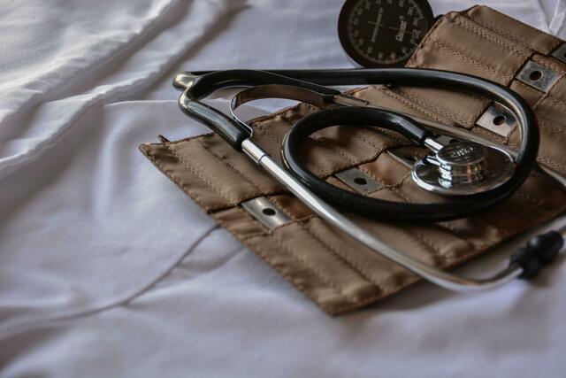 Die Österreichische Gesundheitskasse (ÖGK) stockt 2023 sowohl Krankengeld als auch Kostenzuschüsse auf. | Foto: Unsplash/Marcelo Leal