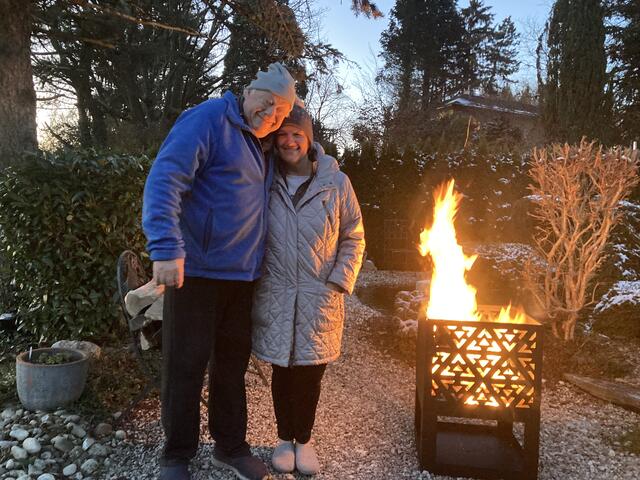 Die Gastgeber Stefan und Anita Kurzmann beim wärmenden Feuer - sie strahlen auch sehr herzerwärmend!
