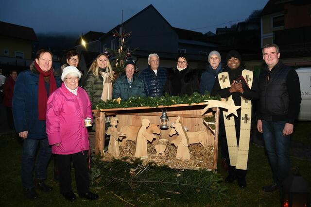 v.l. Bgm. Matthias Weghofer, Seniorenobfrau Monika Nussbaumer, Stellvertreterin Hermine Brand, LABg. Julia Wagentristl, Rudi Cyhlik,  Seniorenbezirksobmann Otto Mersich, Tourismusobfrau Anita Treitl, Gemeindevorstand Josef Habeler, Pfarrer Pater Jomon, Vizebgm. Christoph Ramhofer | Foto: Gemeinde Wiesen