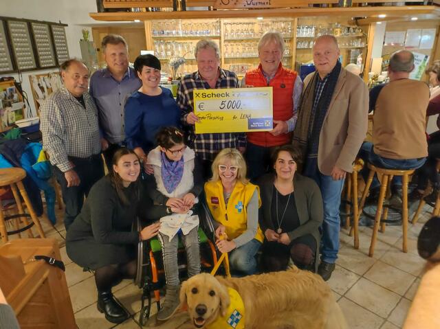 Übergabe des Spendenschecks im Wirtshaus "Zum Wurmerl" in Parschlug. | Foto: Theaterverein Parschlug