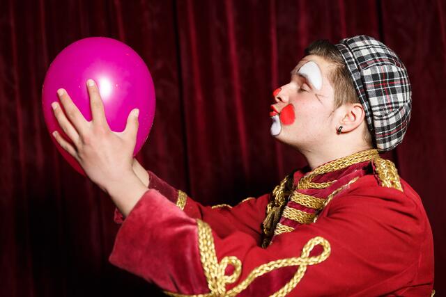 Unterhaltung in der Trabrennbahn. | Foto: Circus Don Eduardo