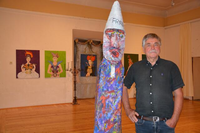 Der Mensch im Mittelpunkt: Skulpturen und Porträts zierten die Wände des Wasserschlosses Burgau im Rahmen der Ausstellung von Künstler Franz Krammer. | Foto: RegionalMedien