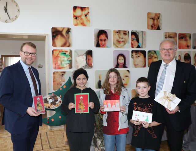 Vbgm. Florian Kamleitner, Hanna Bagliacic, Sarah Kneifel, Dominik Mayer und Bgm. Reinhard Resch bei der Prämierung | Foto: Stadt krems