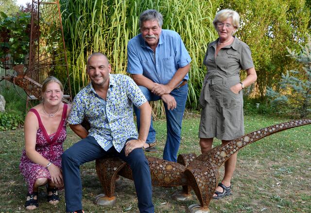 Metallkünstler Stephan Steinkellner (2. von links) stellte in seinem Garten aus. Jenny Steinkellner, Franz Krammer und Gattin Lore (von links) freuten sich mit ihm. | Foto: RegionalMedien
