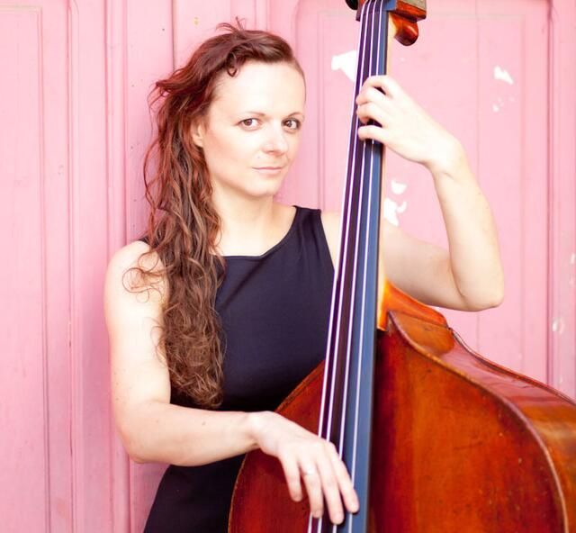 Beim Musikalischen Adventkalender ist am 20. Dezember passend der 20. Bezirk dran. Auf der Bühne steht Andrea Fränzel. | Foto: Merche Herrán