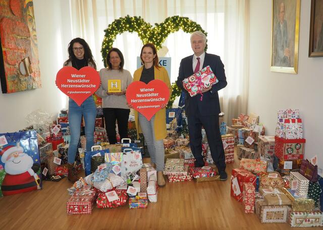 Tamara Jany und Daniela Aigner vom Hilfswerk NÖ, Maria Flöser von der Volkshilfe NÖ mit Vorstandsdirektor Klaus Lehner.
 | Foto: Wiener Neustädter Sparkasse