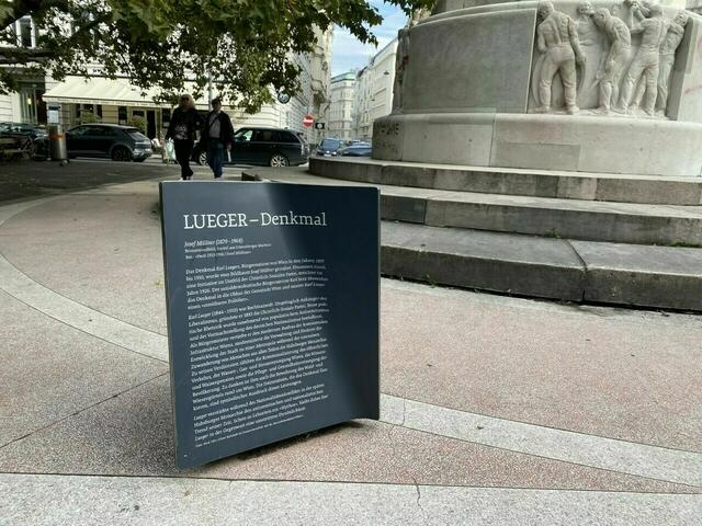 Im Oktober wurde in Wien vor der Bronzestatue am Karl-Lueger-Platz eine Kunstinstallation errichtet. Die Debatte um die richtige Aufarbeitung über die Person Karl Luegers bleibt aufrecht, eine Zusatztafel soll helfen, seine Person zu verstehen. | Foto: Julia Schmidt