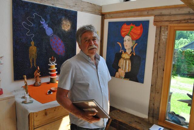 Corona-Kunst in Vollendung: Franz Krammer in seinem Atelier in Stanz | Foto: Hackl
