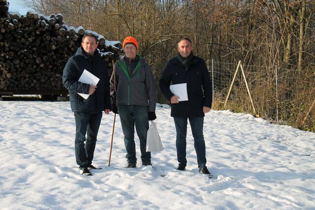 Von links: Johannes Gahleitner (Leiter der Bezirksbauernkammer Freistadt/Perg), Waldkenner Karl Ramer aus Pregartsdorf und Martin Moser (Obmann der Bezirksbauernkammer Freistadt). | Foto: BRS Freistadt/Jennifer Wiesmüller