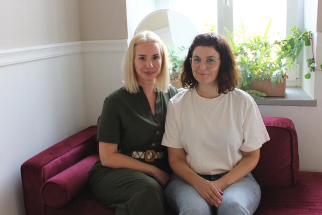 Simone Mérey (l) und Sabine Niedermüller vermitteln Pflegekräfte an Menschen, die Pflege benötigen.  | Foto: Sabine Ivankovits