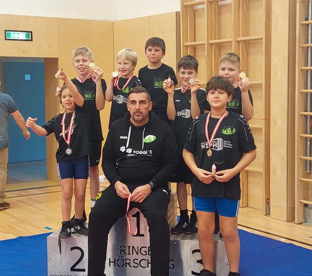 Trainer Dieter Vodovnik mit seinen Schützlingen beim Turnier in Hörsching | Foto: KSV Söding