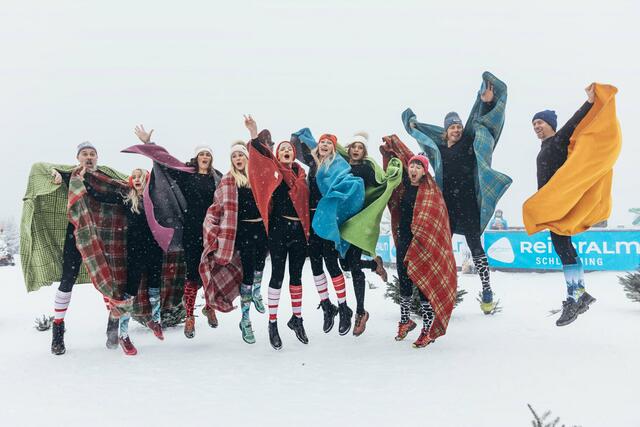 Der höchste Laufsteg Europas: Warm eingepackt waren die Models bunte Farbtupfer im Winterweiß. | Foto: Gerald Grünwald