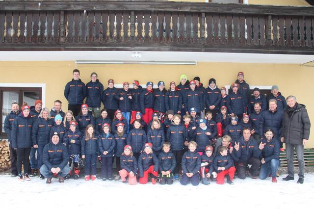 Die Stiftungsvorstände Rudolf Holzer und Robert Wieser mit dem Skiclub-Nachwuchs. | Foto: Oblak