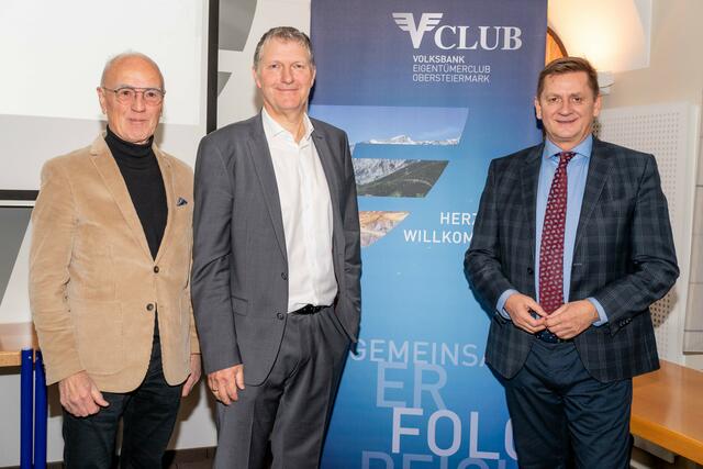 Wirtschaftsfrühstück-Organisator Sigi Nerath, Volksbank-Filialverbundleiter Franz Höcher und Bürgermeister Kurt Wallner (v.l.) beim 151. Leobener Wirtschaftsfrühstück. | Foto: Klaus Pressberger