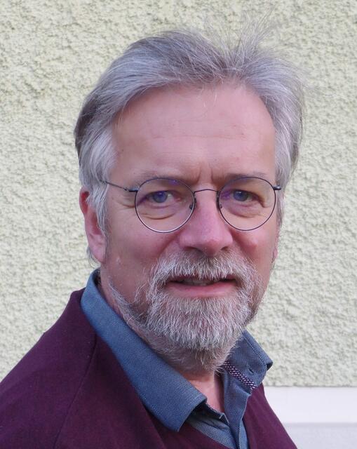 Heinrich Klingenberg sammelte in Zusammenarbeit mit den Menschen vor Ort die Geschichten ihrer Wohnorte.  | Foto: Klingenberg