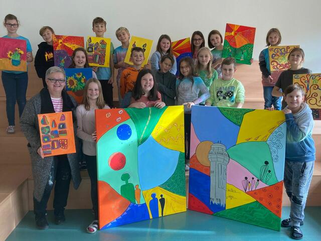 Überaus stolz präsentieren die Schülerinnen und Schüler der Volksschule Niklasdorf ihre Kunstwerke, die sie unter Anleitung von Künstlerin Ulla Galle erstellt haben.  | Foto: VS Niklasdorf