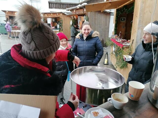 Für das leibliche Wohl wurde natürlich auch gesorgt. Neben Glühmost und Kinderpunsch gab es auch etwas zu Essen. | Foto: Marktgemeinde Arnoldstein