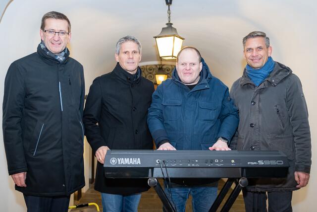 Musiker Walter Klinger, wohlbekannt von der Linzer Landstraße, sorgte für die musikalische Untermahlung beim weihnachtlichen „Punsch & Plausch“ der ÖVP-Landesräte Markus Achleitner (l.) und Wolfgang Hattmansdorfer (r.) – mit dabei auch LASK-Trainer Didi Kühbauer (2. v. l.).
Landesrat Markus Achleitner, LASK-Trainer Didi Kühbauer, Musiker Walter Klinger, Landesrat Wolfgang Hattmannsdorfer (v. l.) | Foto: Land OÖ/Antonio Bayer