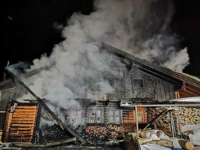 Die Spuren des Brandes sind nicht zu übersehen. | Foto: FF Strobl