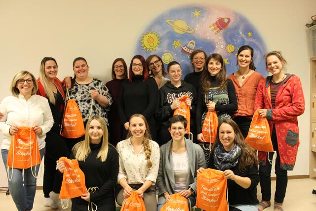 Die Absolventinnen der Spielgruppenleiterausbildung des OÖ Familienbundes dürfen ab sofort Eltern-Kind-Gruppen leiten.  | Foto: OÖ Familienbund/Andreas Schleifer