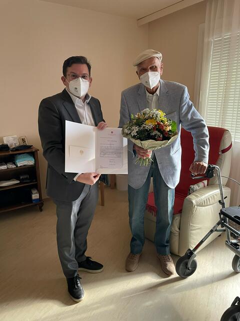 Bezirksvorsteher Wilfried Zankl gratulierte Otto Vrba zu seinem 100. Geburtstag. | Foto: BV 12/Schinagl