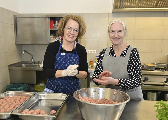 Sozial-Landesrätin Christiane Teschl-Hofmeister und Silvia Kravogel in der Küche im soogut Sozialmarkt in St. Pölten | Foto: NLK Filzwieser