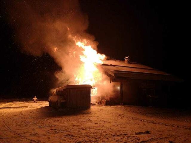 Als die Feuerwehren auf der Postalm ankamen, stand der Dachstuhl der Hütte bereits in Vollbrand. | Foto: FF Strobl