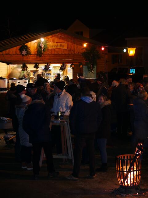 Über 100 Gäste genossen Glühwein, Wildleberkäs‘ und Maroni bei der Eröffnung
