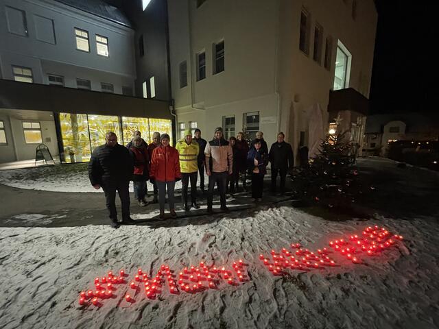 Mahnwache am Standort Tamsweg bei der Landesklinik. | Foto: Peter J. Wieland