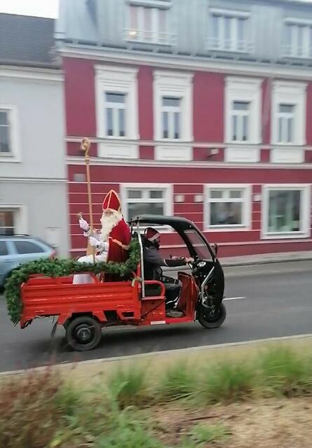 Der Nikolaus auf dem Bauhoffahrzeug | Foto: Marktgemeinde St. Leonhard