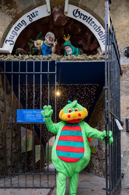 Auch am 24. Dezember lädt der Drache Sebastian zu sich und seinen Freunden in die Grottenbahn ein. | Foto: LINZ AG/Fotokerschi