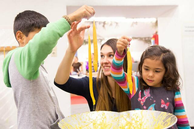 Beim Kerzenziehen kann sich der Nachwuchs kreativ austoben und dabei die Zeit vergessen.  | Foto: Linz Tourismus / Tom Mesic