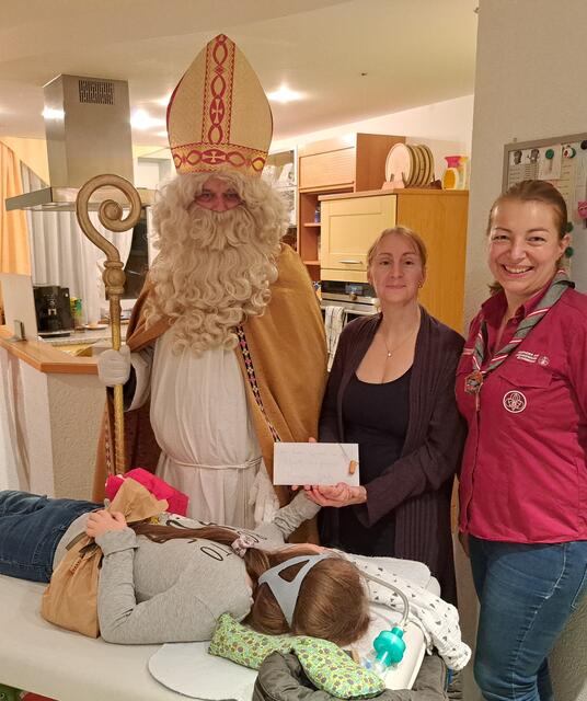 „Der heilige Nikolaus nahm sich Zeit und überreichte, gemeinsam mit Pfadfinder-Obfrau Sonja Pöchhacker, die gesammelten Spenden an Oliva und ihre Mutter.“
 | Foto: Pfadfinder Kematen-Gleiss