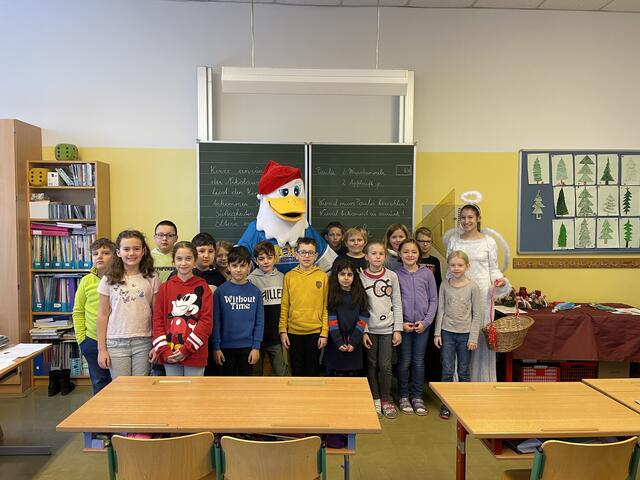 Die Schwechater Volksschule bekamen Besuch von einem Engerl und vom "Weihnachts-Hopferl". | Foto: Stadtgemeinde Schwechat