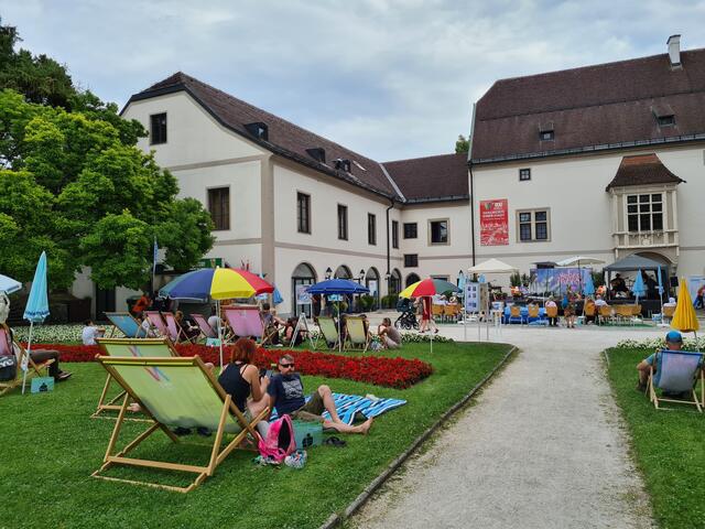 Vor allem die zahlreichen Veranstaltungen wie das Lesefest lockten vor Corona rund 10.000 Besucher in die Burg und die Minoriten.  | Foto: BRS