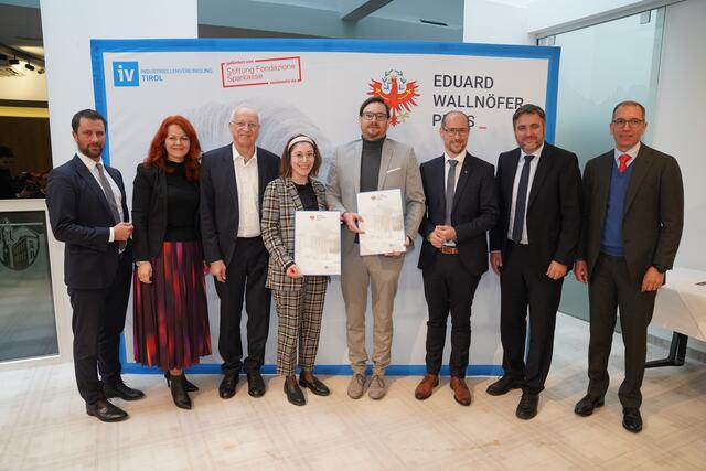 Im Bild v.l.n.r.: Georg Dornauer, Cornelia Hagele, Oswald Mayr, Magdalena Posch, David Kampenhuber, Mario Gerber, Eduard Wallnöfer, Präsident Christoph Swarovski