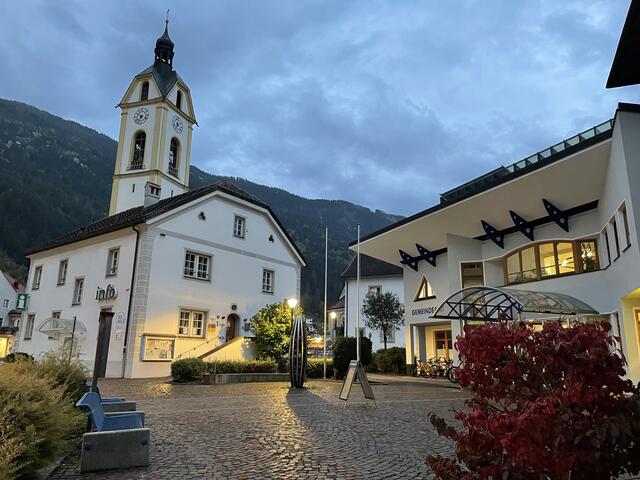 Kontroverse um Investition: Der Gemeindevorplatz soll um 620.000 Euro neu gestaltet werden. Weitere 70.000 Euro fließen in die Modernisierung des alten Doktorhauses. | Foto: Othmar Kolp