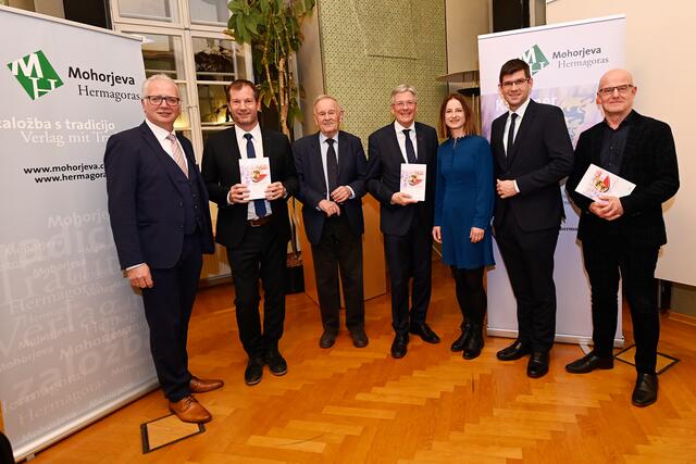 Präsentation Kärntner Jahrbuch der Politik. Reinhart Rohr, Karl Hren, Karl Andermal,  LH Kaiser, Petra Rodiga-Laßnig, LR Martin Gruber, Peter Plaikner.
 | Foto: LPD/Helge Bauer