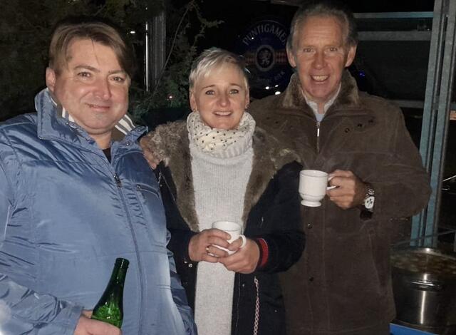 Die Gastgeber Geri und Alex Grassmug mit Günther Joham - Schrittmacher "Brauchtum eins und jetzt" | Foto: Johann Wagner