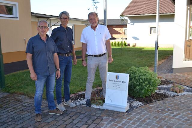 Ein eigener Platz für Johann Schweigler (r.), hier mit Vize Josef Schweigler (M.) und Gemeindekassier Erhard Leperneg | Foto: Marktgemeinde Mettersdorf