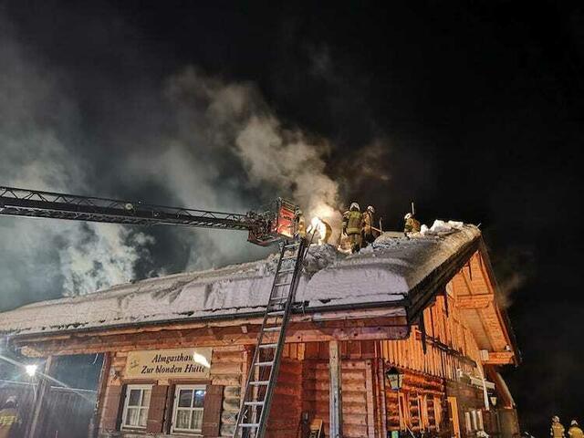 Bei den Löscharbeiten kam auch die Drehleiter zum Einsatz. | Foto: FF Strobl