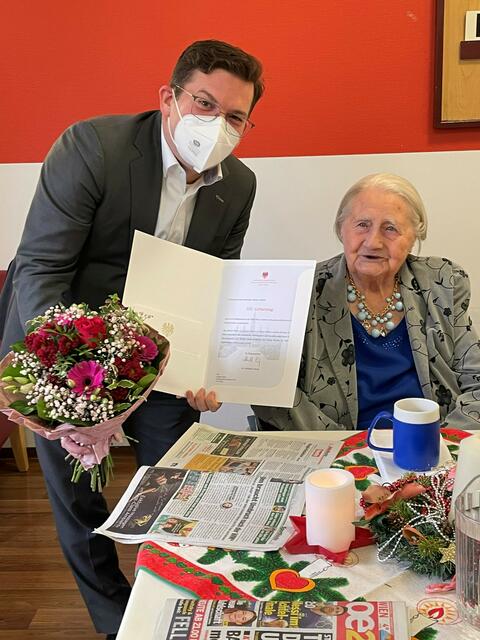 Eugenie Dania feierte ihren 105. Geburtstag. Bezirkschef Wilfried Zankl (SPÖ) gratulierte. | Foto: BV 12/Schinagl