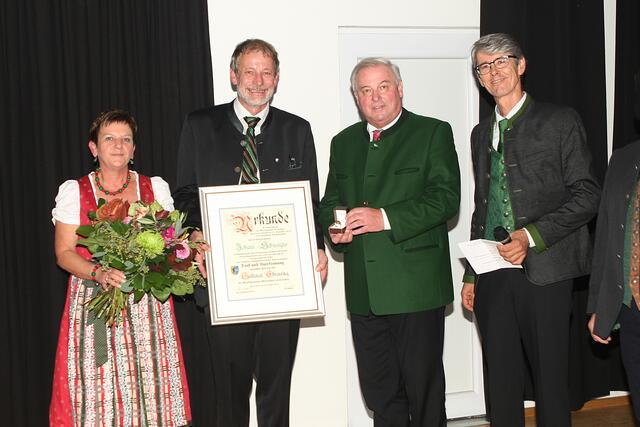 Johann Schweigler nahm u.a. den Goldenen Ehrenring entgegen.  | Foto: Marktgemeinde Mettersdorf