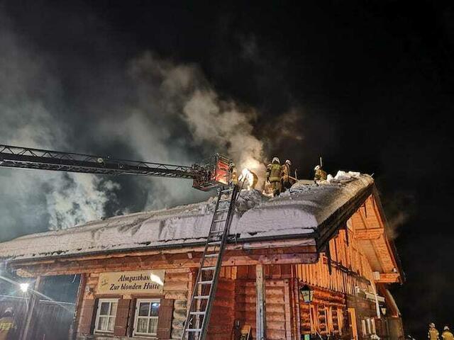 Bei den Löscharbeiten kam auch die Drehleiter zum Einsatz. | Foto: FF Strobl