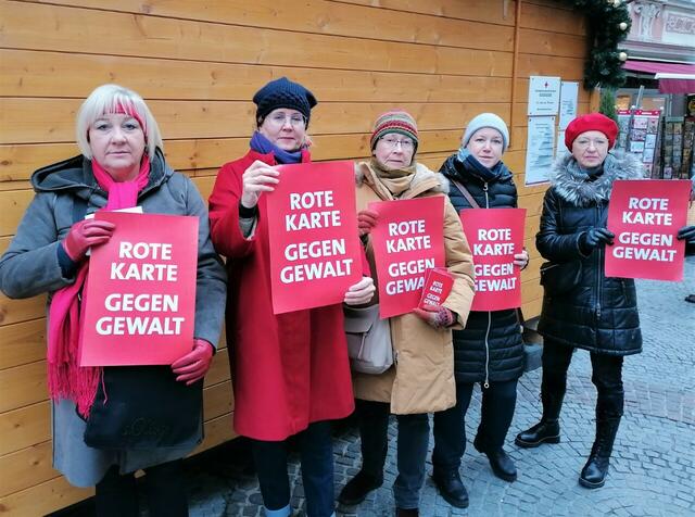  GRin Sandra Hutschala (Rossatz-Arndorf), Bezirksfrauenvorsitzende GRin Mag.a Elisabeth Kreuzhuber (Krems-Egelsee), ihre Vorgängerin Gabriel Mayer, GRin Barbara Kanzler (Krems-Rehberg) und Prof.in Dr.in Hanna Mayer (Krems-Hollenburg) bei einer Aktion in der Kremser FuZo entschieden ein Ende der Gewalt.

 | Foto: SPÖ Bezirksfrauen Krems