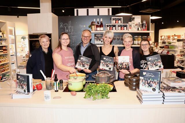 Obfrau Sarah Bauernhofer (3v.r.) präsentierte das Kochbuch gemeinsam mit Mitstreiterinnen bei Tavola in Hartberg. | Foto: Alfred Mayer