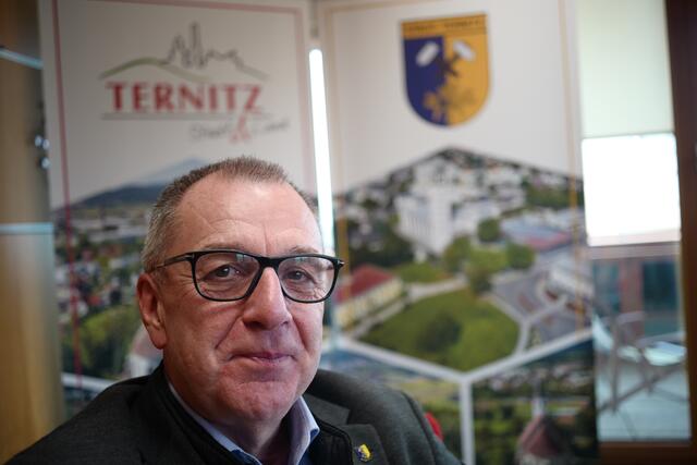 Bürgermeister Rupert Dworak lässt Glocken gießen. | Foto: Santrucek